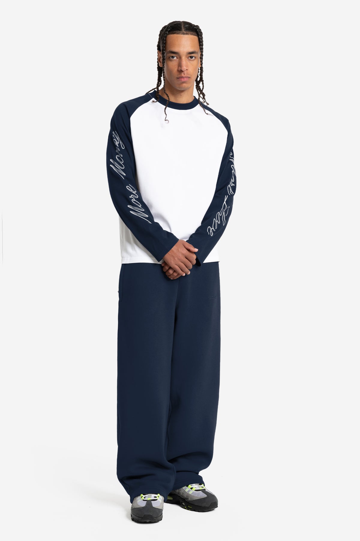 SCRIPT RAGLAN LONGSLEEVE NAVY + CLOUDS JOGGER NAVY