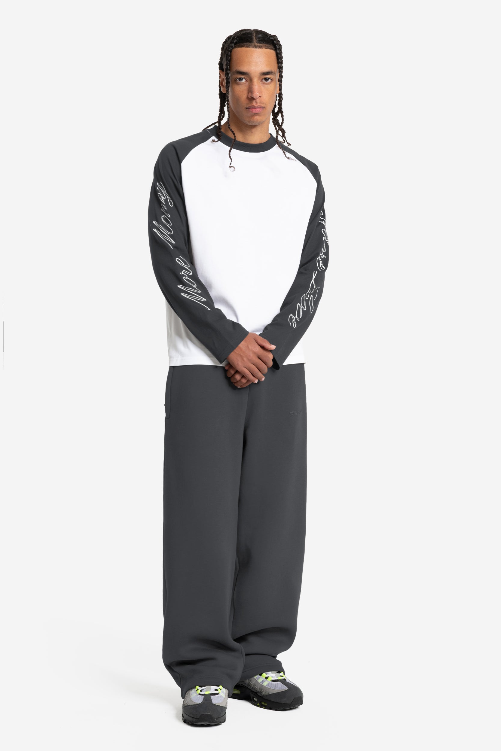 SCRIPT RAGLAN LONGSLEEVE DARK GREY