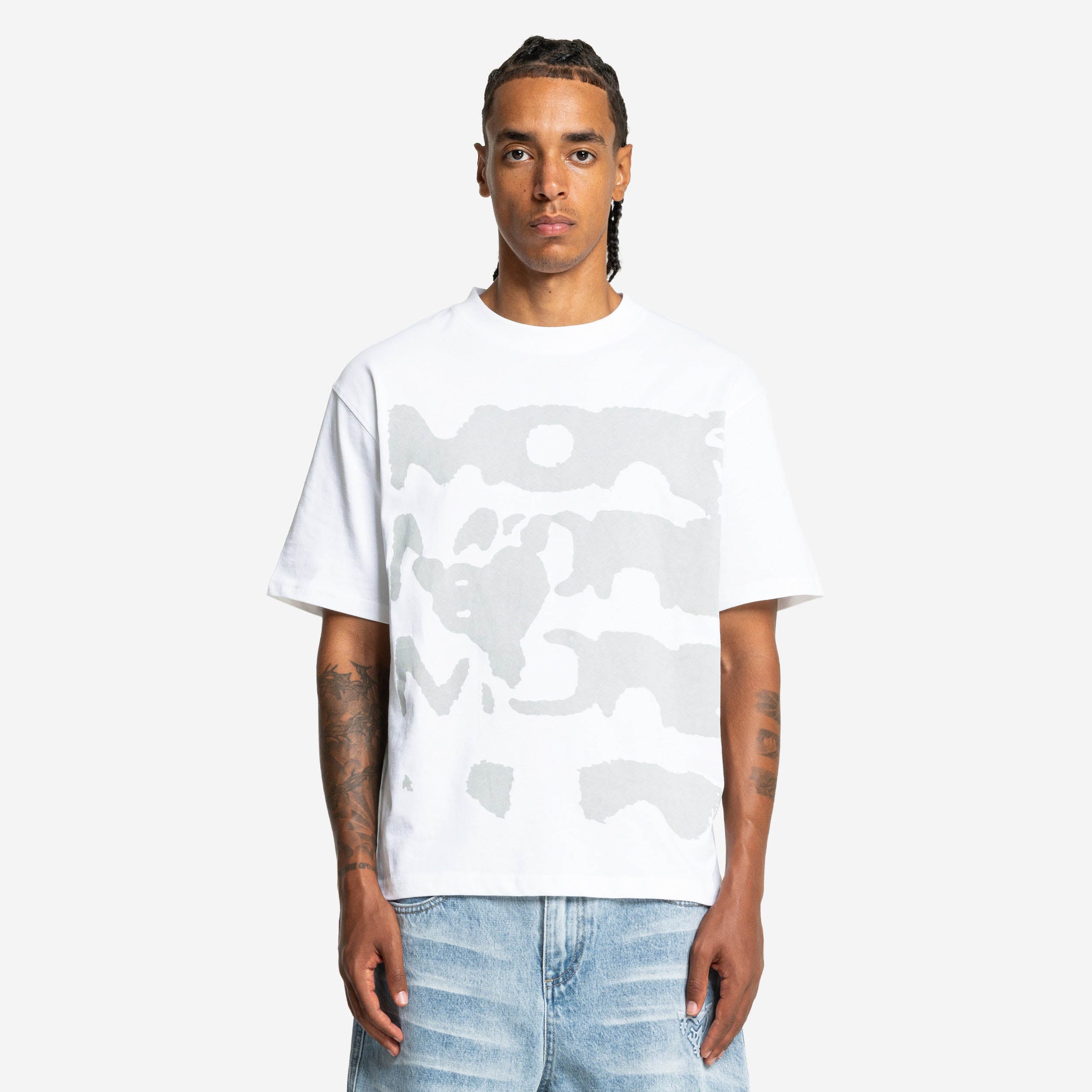 RADIANT CASH TEE WHITE + DIVISION JORTS LIGHT BLUE