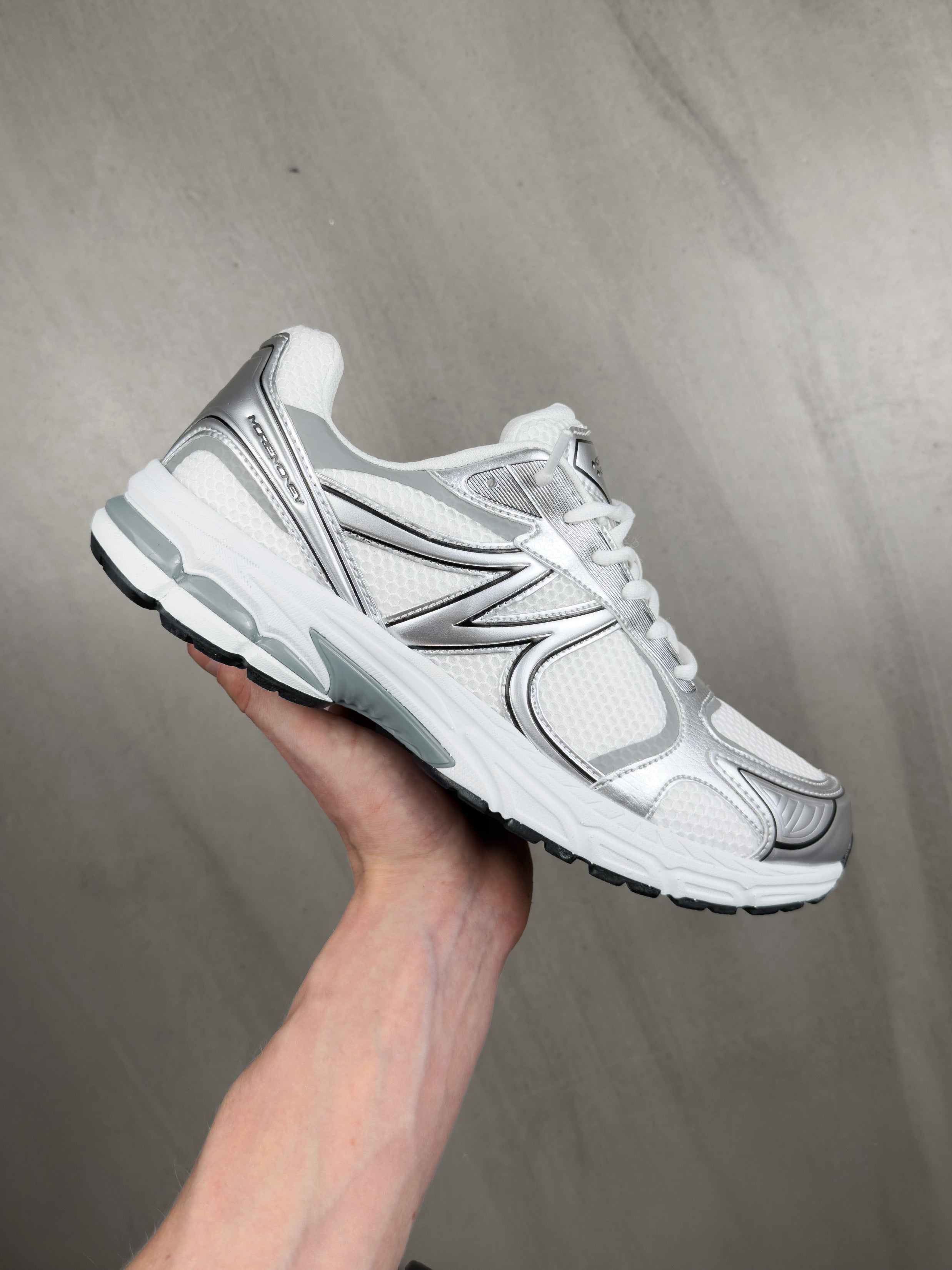 DISTINCTIVE DENIM + MOTION RUNNER