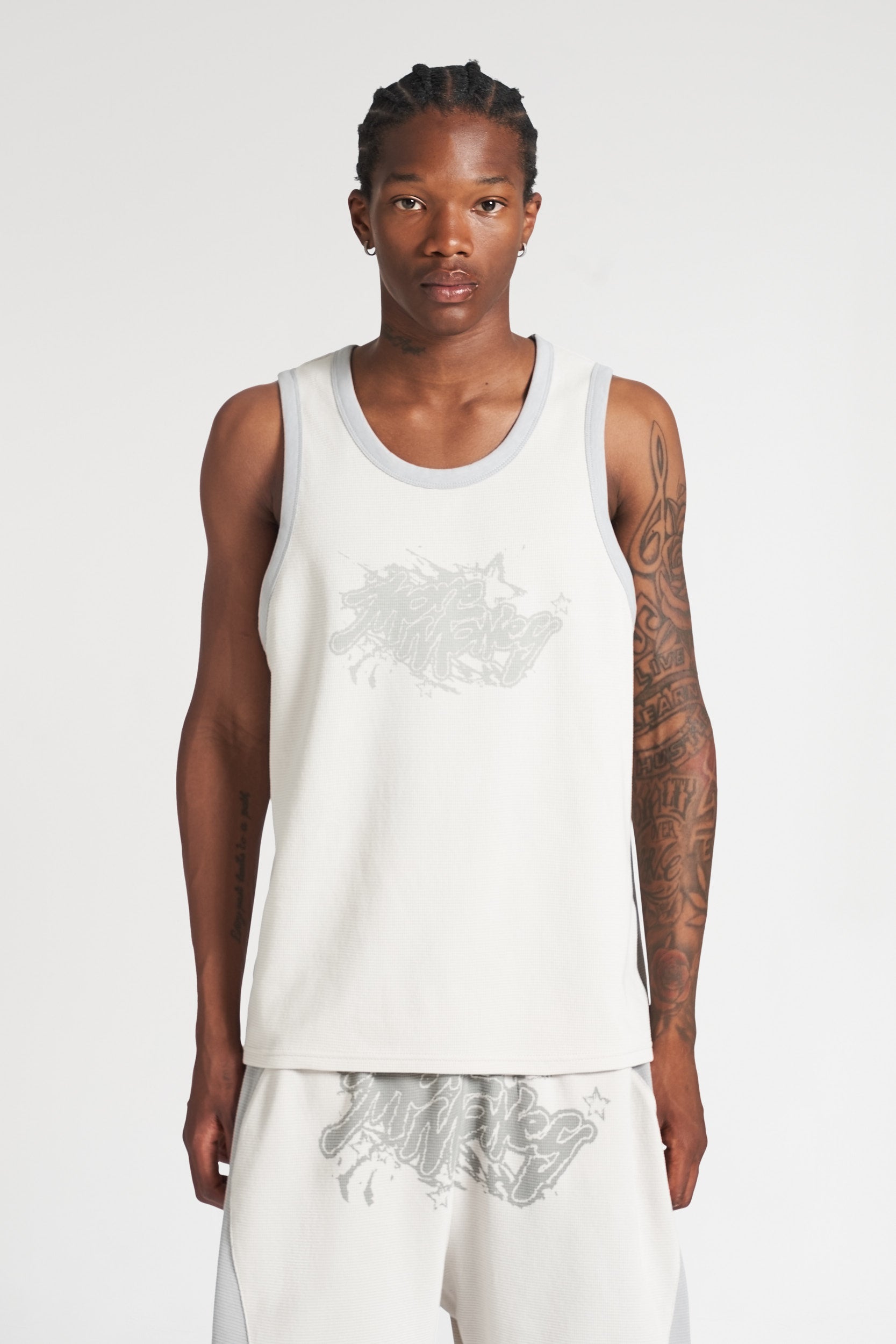 Model trägt weißes Streetwear Tank Top von More Money More Love