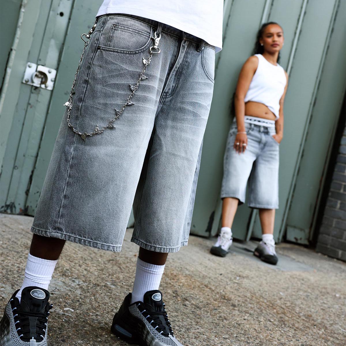 SCRIPT RAGLAN LONGSLEEVE BLACK + BASE JORTS LIGHT GREY