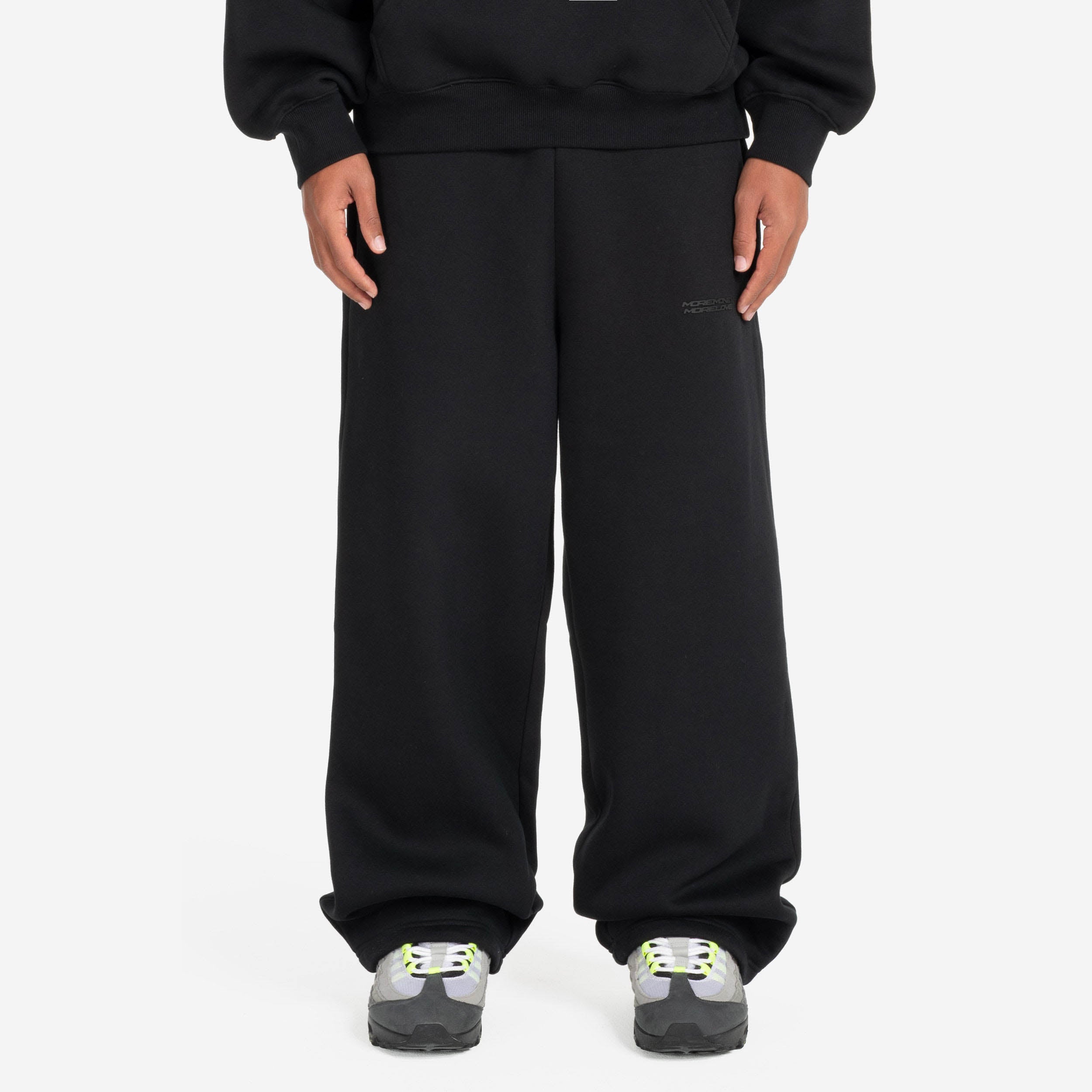 SCRIPT RAGLAN LONGSLEEVE BLACK + CLOUDS JOGGER BLACK