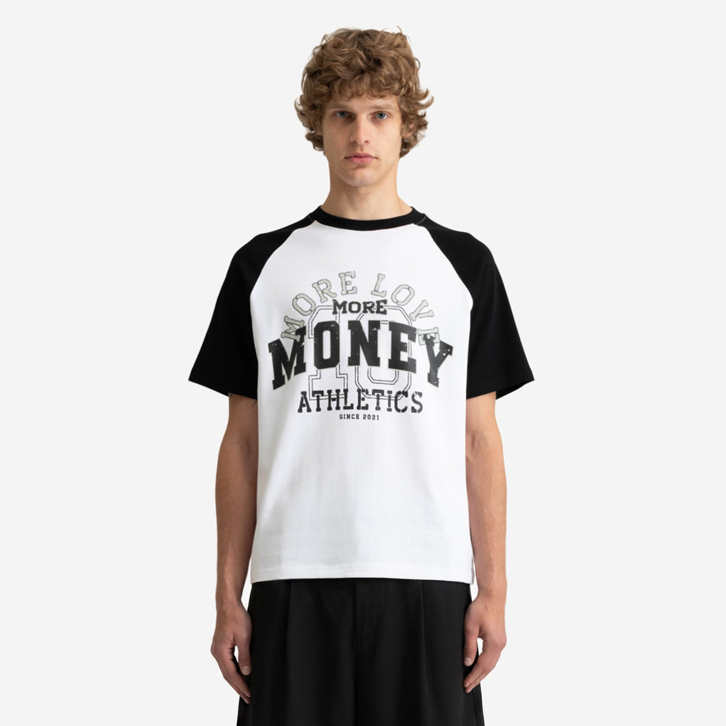 VINTAGE ATHL. RAGLAN TEE WHITE/BLACK + BASE JORTS VINTAGE BLUE