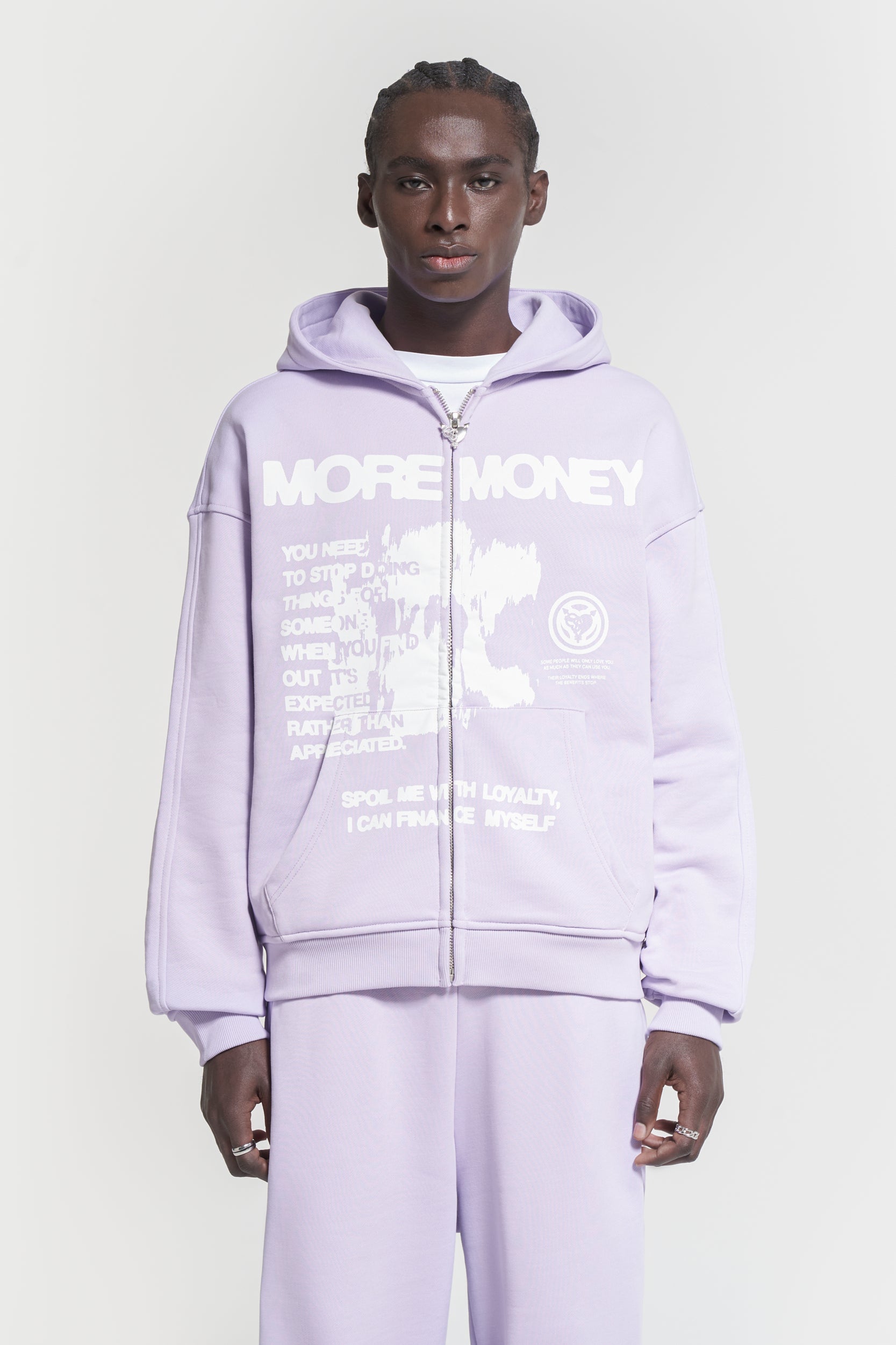 Model trägt Streetwear Zip Hoodie in der Farbe Violett/Lila